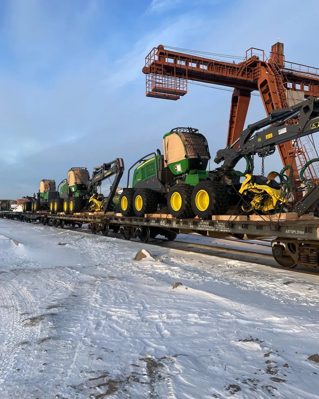 Железнодорожная перевозка лесозаготовительной техники John Deere