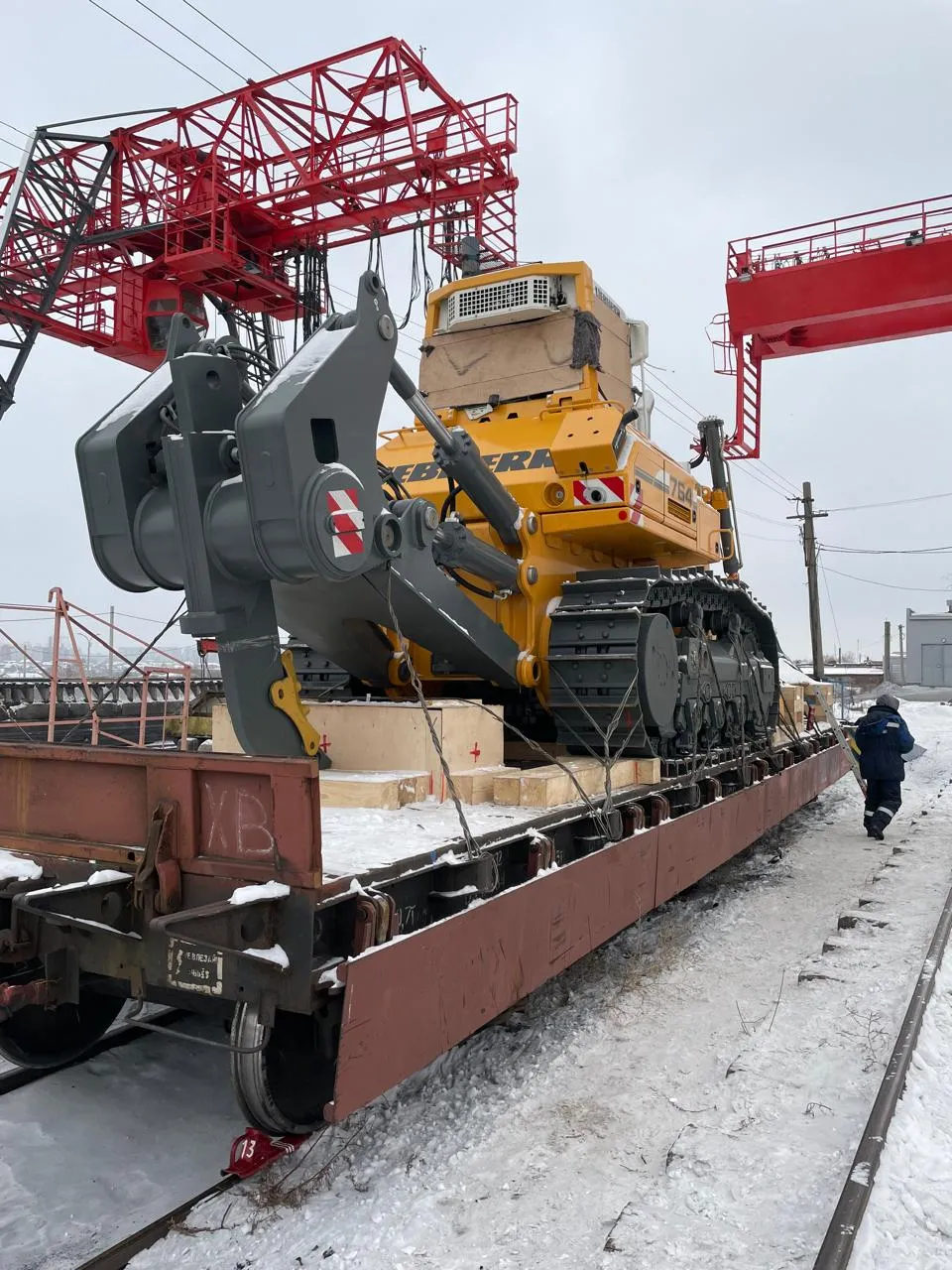 Перевозка гусеничного крана Liebherr на платформе